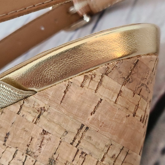 Isaac Mizrahi gold wedge sandals, 7.5W - Picture 15 of 15